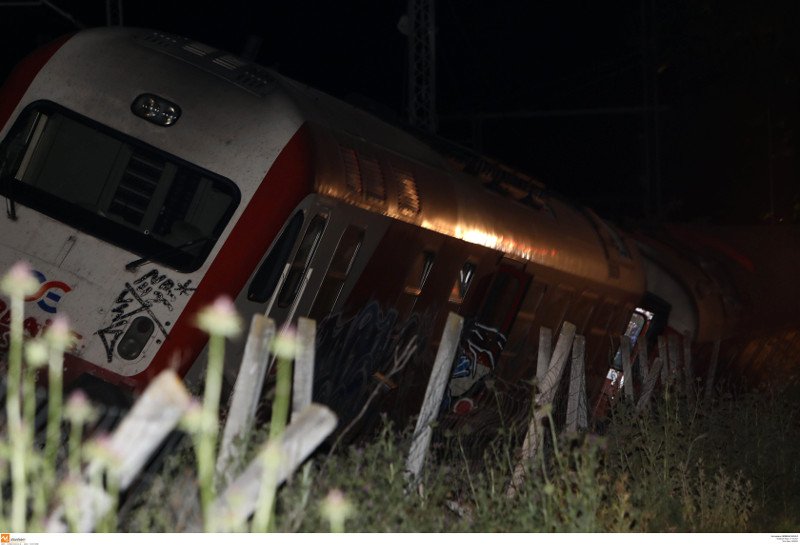 Εικόνες σοκ του εκτροχιασμένου τρένου -Τα αναποδογυρισμένα βαγόνια [εικόνες] | iefimerida.gr 3