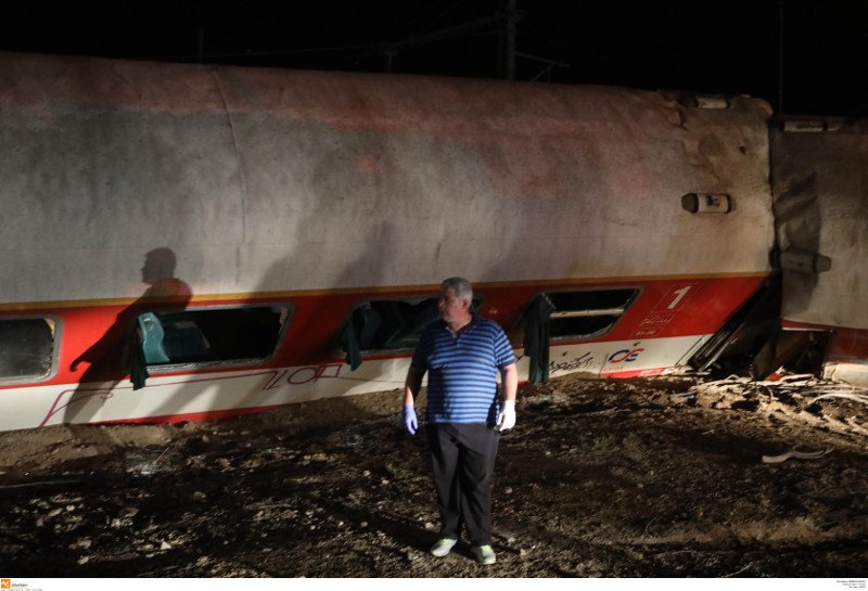 Εικόνες σοκ του εκτροχιασμένου τρένου -Τα αναποδογυρισμένα βαγόνια [εικόνες] | iefimerida.gr 12