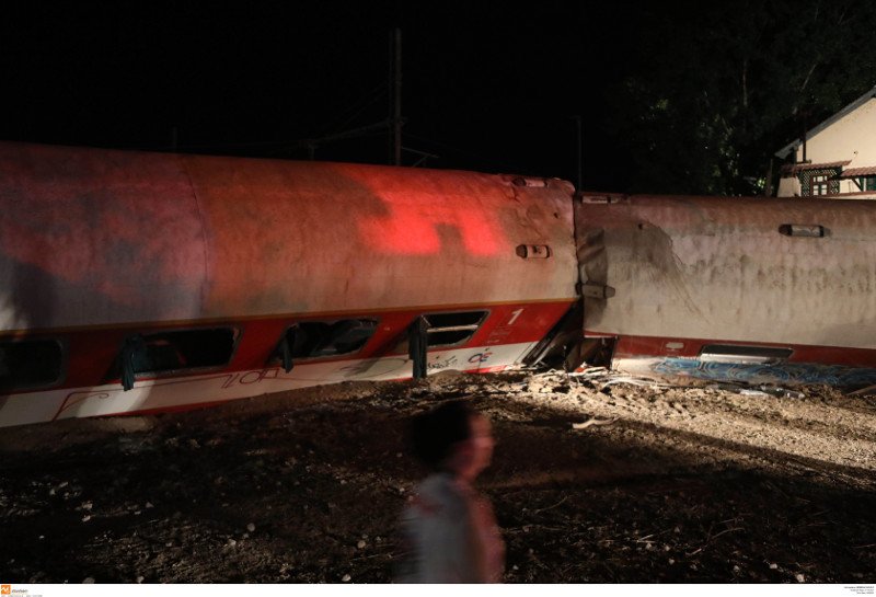 Εικόνες σοκ του εκτροχιασμένου τρένου -Τα αναποδογυρισμένα βαγόνια [εικόνες] | iefimerida.gr 15