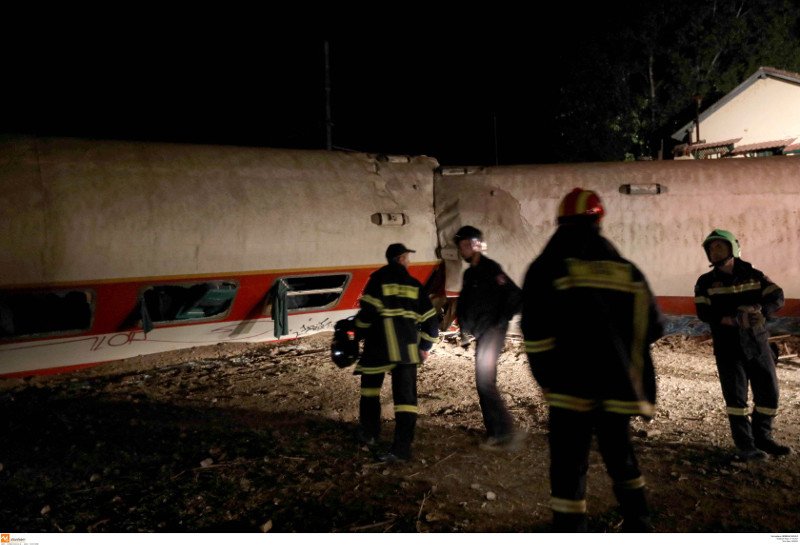 Εικόνες σοκ του εκτροχιασμένου τρένου -Τα αναποδογυρισμένα βαγόνια [εικόνες] | iefimerida.gr 25