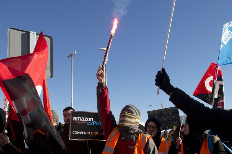  Ισπανία: Απεργούν οι εργαζόμενοι στο μεγαλύτερο κέντρο διαλογής της Amazon [εικόνες] | iefimerida.gr 2