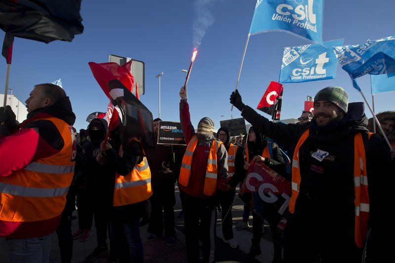  Ισπανία: Απεργούν οι εργαζόμενοι στο μεγαλύτερο κέντρο διαλογής της Amazon [εικόνες] | iefimerida.gr 1