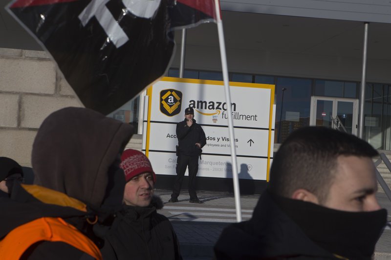  Ισπανία: Απεργούν οι εργαζόμενοι στο μεγαλύτερο κέντρο διαλογής της Amazon [εικόνες] | iefimerida.gr 0
