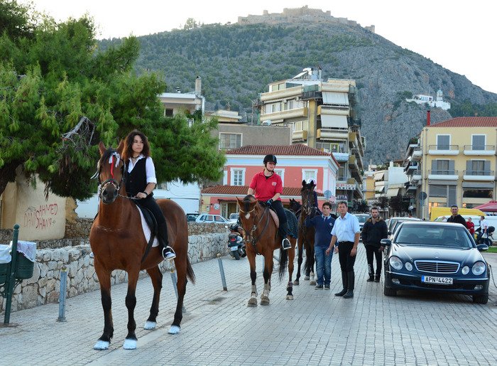 Οι αμαζόνες του Αργους -Βγήκαν στους δρόμους της πόλης καβάλα στο άλογο [εικόνες] | iefimerida.gr 2