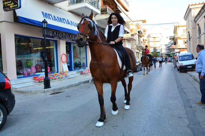 Οι αμαζόνες του Αργους -Βγήκαν στους δρόμους της πόλης καβάλα στο άλογο [εικόνες] | iefimerida.gr 3