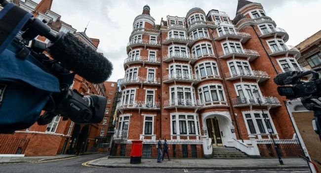 4 χρόνια έγκλειστος σε πρεσβεία -Ποιες είναι οι βλάβες στην υγεία του Ασάνζ [εικόνες] | iefimerida.gr 3