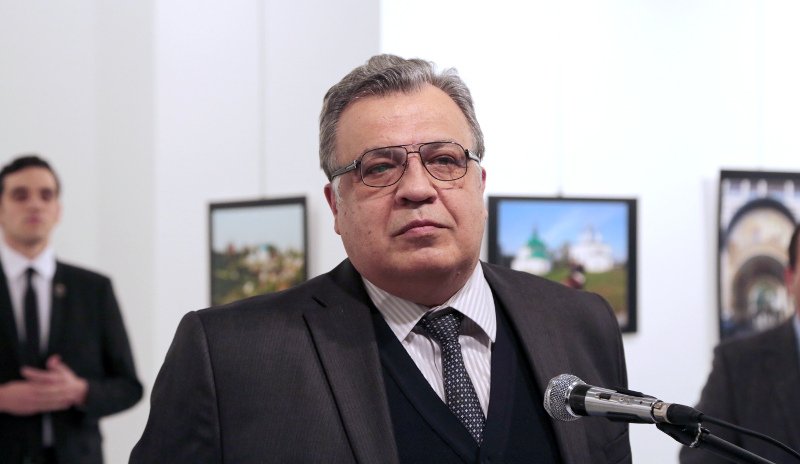 «Τον είδα να σβήνει μπροστά στα μάτια μου» -Η συγκλονιστική περιγραφή του φωτογράφου που κατέγραψε τη δολοφονία του Ρώσου πρέσβη | iefimerida.gr 0
