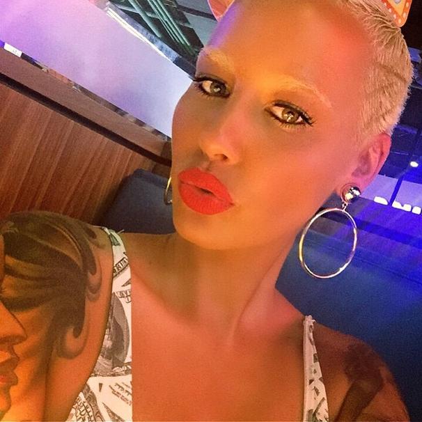 Η Amber Rose «ρίχνει» το ίντερνετ όχι με το στήθος, αλλά με τα φρύδια της [εικόνες] | iefimerida.gr 1