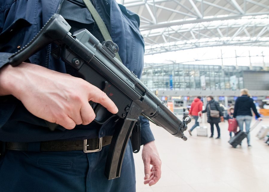 Στρατιώτες και αστυνομικοί με το δάχτυλο στη σκανδάλη -Μέτρα ασφαλείας σε όλο τον κόσμο [εικόνες] | iefimerida.gr 8