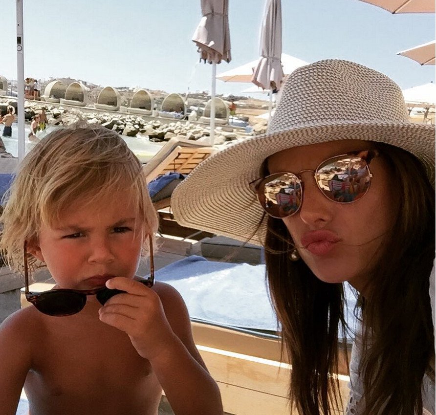 Η καλύτερη διαφήμιση: Η Αμπρόζιο, μαγεμένη, δείχνει στους 4,4 εκατ. φίλους της στο Ιnstagram πώς περνά στην Ελλάδα [εικόνες] | iefimerida.gr 0