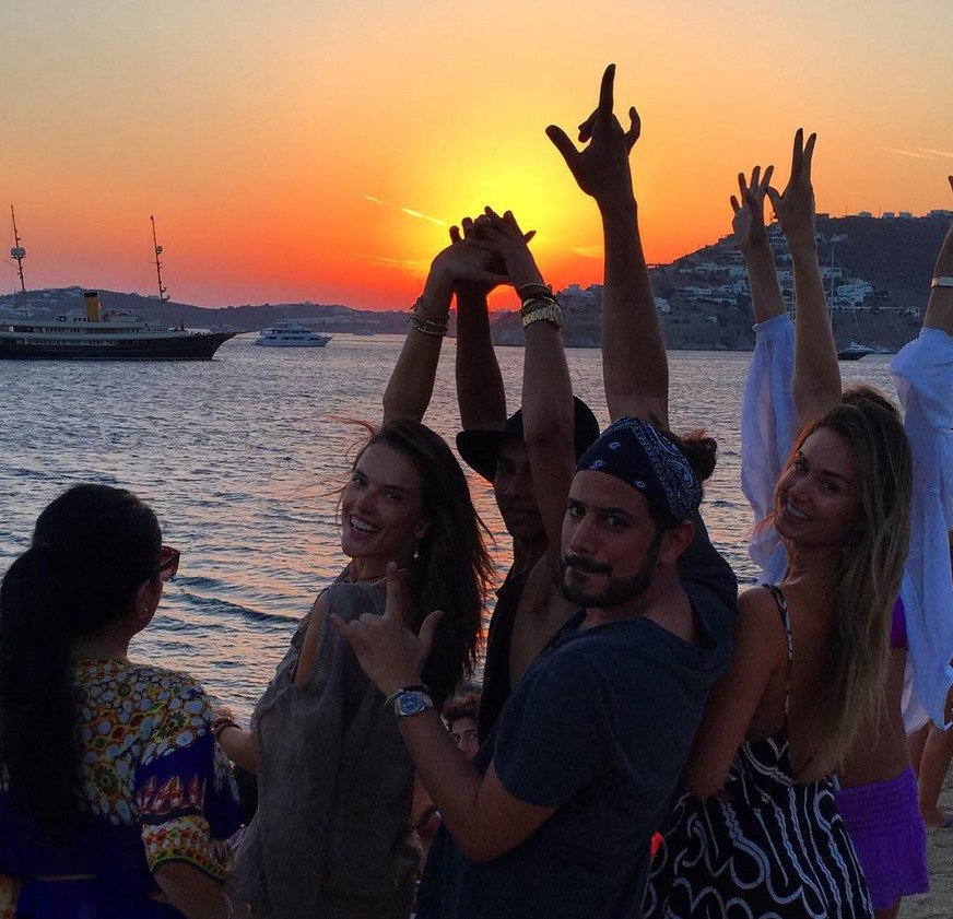 Η καλύτερη διαφήμιση: Η Αμπρόζιο, μαγεμένη, δείχνει στους 4,4 εκατ. φίλους της στο Ιnstagram πώς περνά στην Ελλάδα [εικόνες] | iefimerida.gr 13