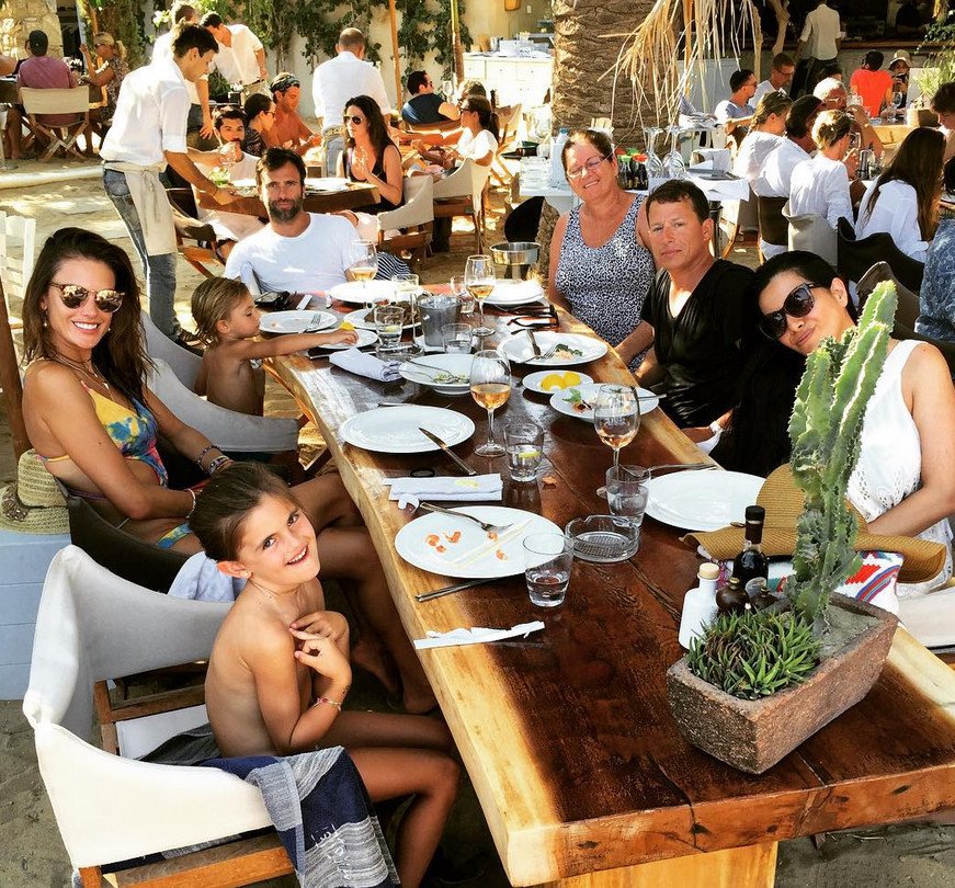 Η καλύτερη διαφήμιση: Η Αμπρόζιο, μαγεμένη, δείχνει στους 4,4 εκατ. φίλους της στο Ιnstagram πώς περνά στην Ελλάδα [εικόνες] | iefimerida.gr 2