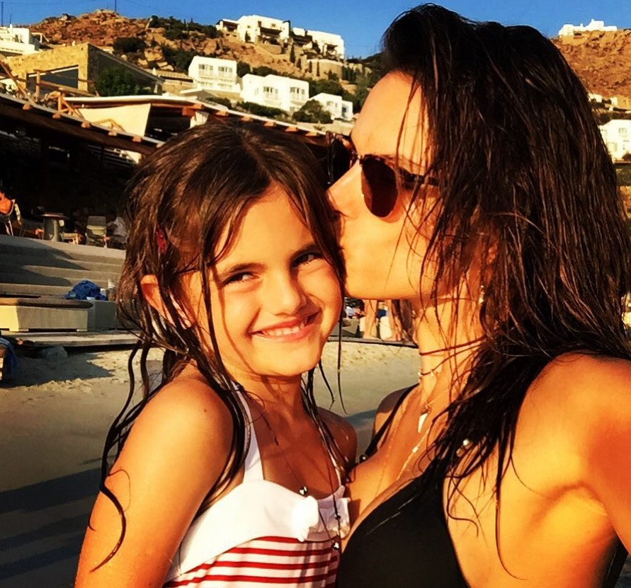 Η καλύτερη διαφήμιση: Η Αμπρόζιο, μαγεμένη, δείχνει στους 4,4 εκατ. φίλους της στο Ιnstagram πώς περνά στην Ελλάδα [εικόνες] | iefimerida.gr 4