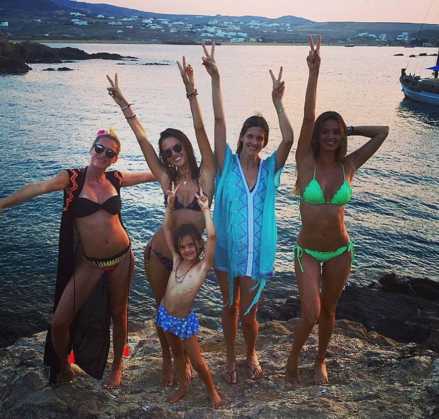 Η καλύτερη διαφήμιση: Η Αμπρόζιο, μαγεμένη, δείχνει στους 4,4 εκατ. φίλους της στο Ιnstagram πώς περνά στην Ελλάδα [εικόνες] | iefimerida.gr 6