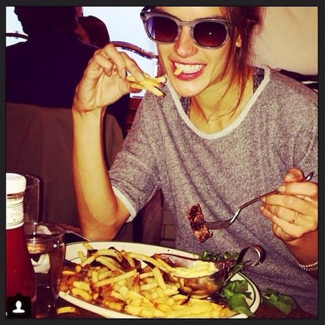 H Ζιζέλ και άλλα 7 μοντέλα «γουρουνιάζουν» -Μπέργκερ, πίτσα, τηγανητές πατάτες πριν την πασαρέλα [εικόνες] | iefimerida.gr 7