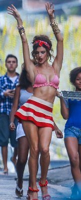 H Alessandra Ambrosio «εκδίδεται» σε φαβέλα του Ρίο [εικόνες] | iefimerida.gr 6