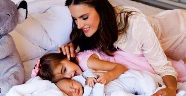 Η Αλεσάντρα Αμπρόζιο φωτογραφίζεται με τον νεογέννητο γιο της [εικόνες] | iefimerida.gr 0