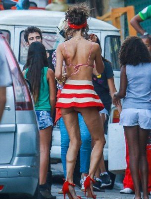 H Alessandra Ambrosio «εκδίδεται» σε φαβέλα του Ρίο [εικόνες] | iefimerida.gr 5