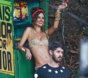 H Alessandra Ambrosio «εκδίδεται» σε φαβέλα του Ρίο [εικόνες] | iefimerida.gr 1