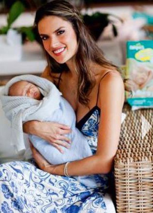 Η Αλεσάντρα Αμπρόζιο φωτογραφίζεται με τον νεογέννητο γιο της [εικόνες] | iefimerida.gr 1