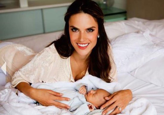 Η Αλεσάντρα Αμπρόζιο φωτογραφίζεται με τον νεογέννητο γιο της [εικόνες] | iefimerida.gr 2