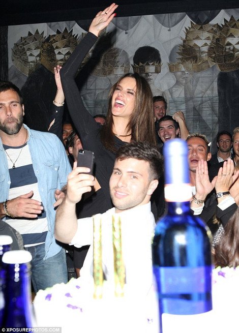 Η Αλεσάντρα Αμπρόζιο έγινε 33, έφαγε τούρτα και το «έκαψε» [εικόνες] | iefimerida.gr 3