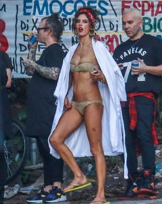 H Alessandra Ambrosio «εκδίδεται» σε φαβέλα του Ρίο [εικόνες] | iefimerida.gr 2