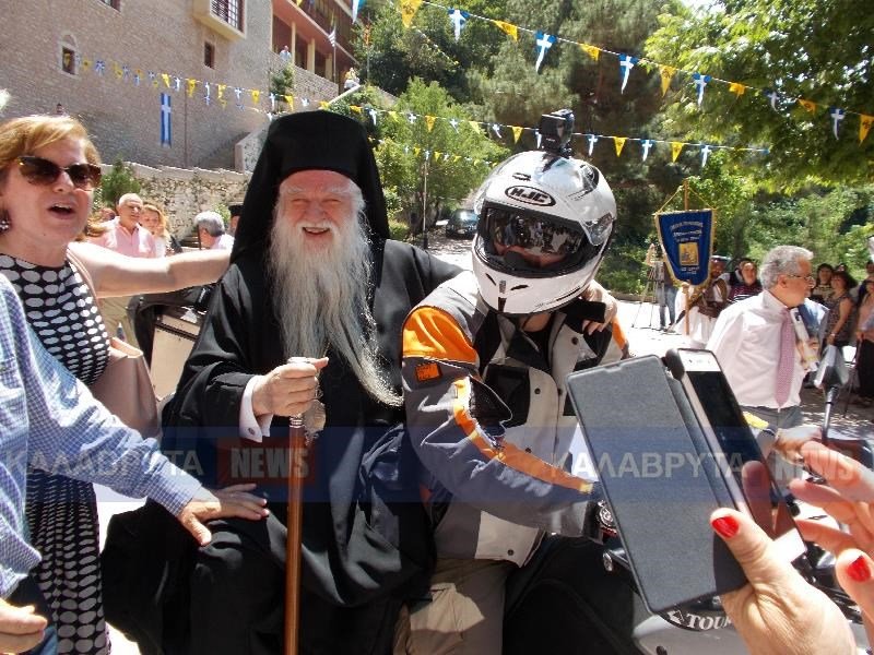 O μητροπολίτης Αμβρόσιος καβάλησε μοτοσικλέτα -Αφωνοι οι πιστοί [εικόνες & βίντεο] | iefimerida.gr 0