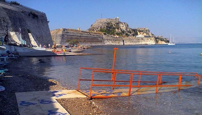Στην Κέρκυρα έχουν όλοι πρόσβαση στη θάλασσα -Με πλωτά αναπηρικά αμαξίδια και ράμπες [εικόνες]  | iefimerida.gr 1