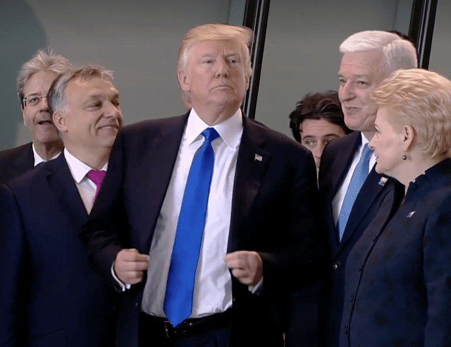 Ειδικοί εξηγούν: Τι δείχνει ο απαράδεκτος τρόπος με τον οποίο ο Τραμπ έσπρωξε τον πρωθυπουργό του Μαυροβουνίου [εικόνες & βίντεο] | iefimerida.gr 3