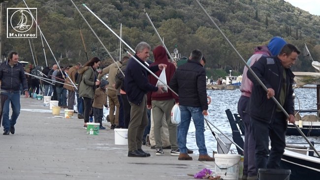 «Πανικός» στην Αμφιλοχία: –Ψαράδες έκαναν ουρά για να μαζέψουν γαρίδες με τους κουβάδες [εικόνες] | iefimerida.gr 2