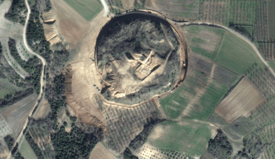 Ο τάφος της Αμφίπολης από το διάστημα -Πανοραμικές φωτογραφίες των ανασκαφών από δορυφόρους [εικόνες] | iefimerida.gr 4