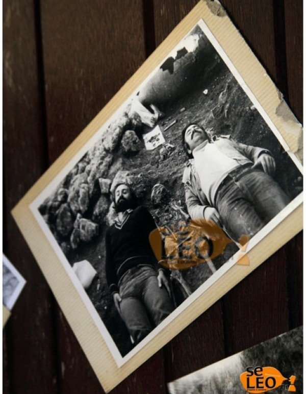 Αρχαιολόγοι το 1955 ποζάρουν... σαν νεκροί και φωτογραφίζονται στον τάφο της Αμφίπολης [εικόνες] | iefimerida.gr 0