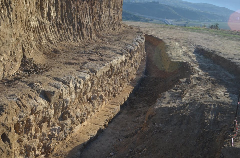 Νέες φωτογραφίες από την Αμφίπολη -Η «ακτινογραφία» του τάφου και η βάση του Λέοντα [εικόνες] | iefimerida.gr 2