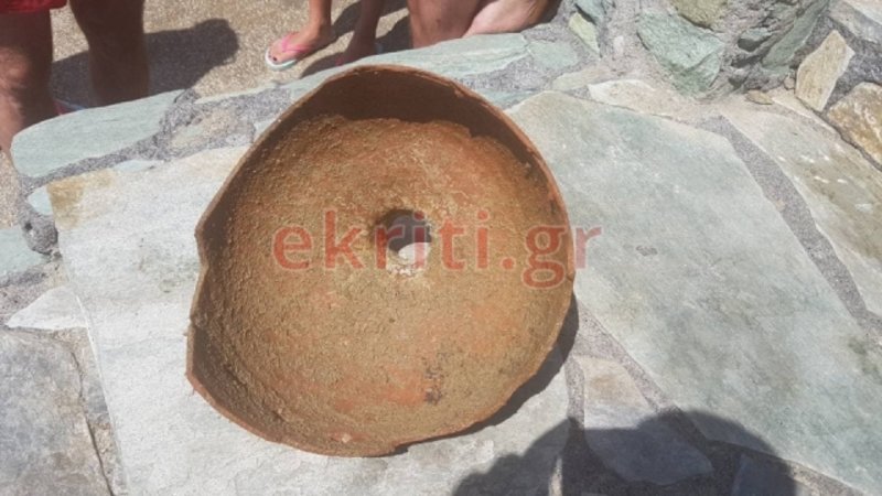 Ηράκλειο: Τουρίστας κολυμπούσε και βρήκε αρχαίο αμφορέα [εικόνες] | iefimerida.gr 1