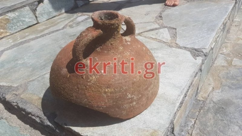 Ηράκλειο: Τουρίστας κολυμπούσε και βρήκε αρχαίο αμφορέα [εικόνες] | iefimerida.gr 2