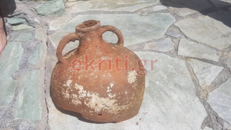 Ηράκλειο: Τουρίστας κολυμπούσε και βρήκε αρχαίο αμφορέα [εικόνες] | iefimerida.gr 0