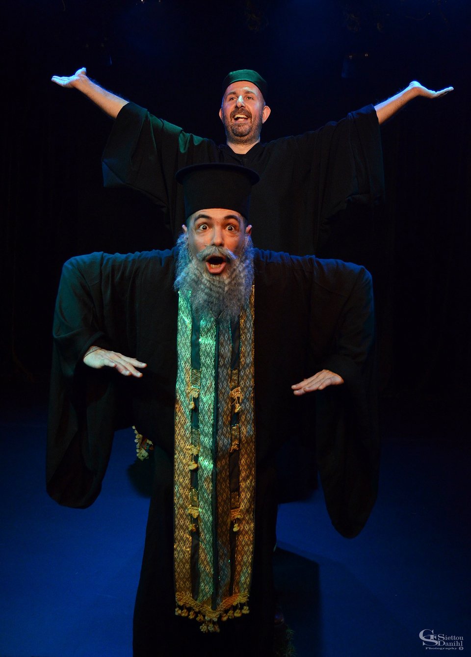 Vault-Αμήν! Οι τελευταίοι εναπομείναντες του κλήρου, με ποίμνιο το κοινό [εικόνες] | iefimerida.gr 0