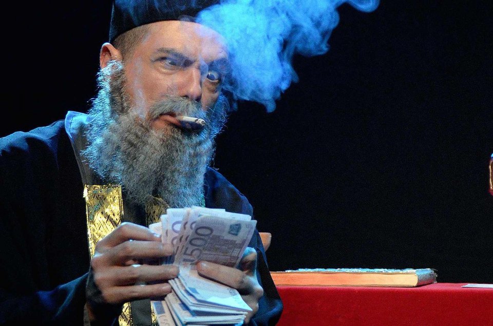 Vault-Αμήν! Οι τελευταίοι εναπομείναντες του κλήρου, με ποίμνιο το κοινό [εικόνες] | iefimerida.gr 1