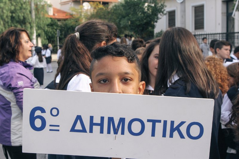 Αφγανός μαθητής αντί της σημαίας κράτησε την ταμπέλα του σχολείου- Τι λέει το υπ. Παιδείας [εικόνες] | iefimerida.gr 1