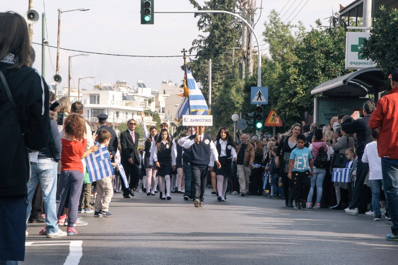 Αφγανός μαθητής αντί της σημαίας κράτησε την ταμπέλα του σχολείου- Τι λέει το υπ. Παιδείας [εικόνες] | iefimerida.gr 0