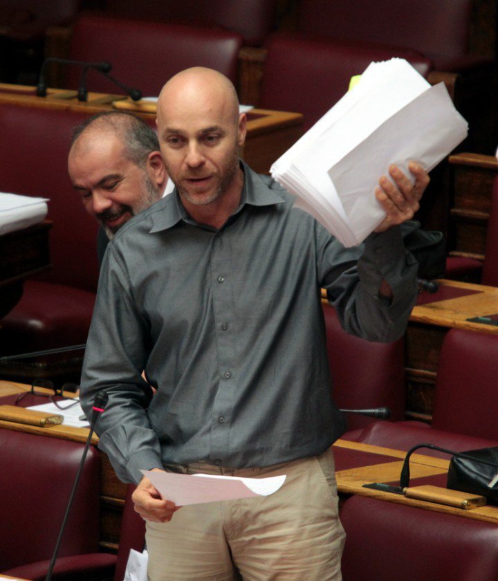 Αμυράς στη Ζωή: Το χαρτί κοστίζει, θυσιάστηκαν 25 έλατα, υπάρχουν και τα στικάκια! | iefimerida.gr 1