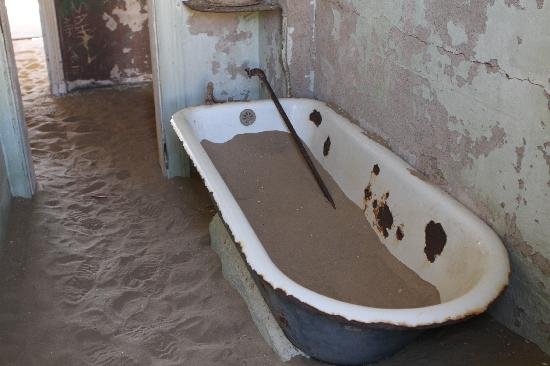 Kolmanskop, μια πόλη φάντασμα -Την «κατάπιαν» οι αμμοθύελλες [εικόνες] | iefimerida.gr 15