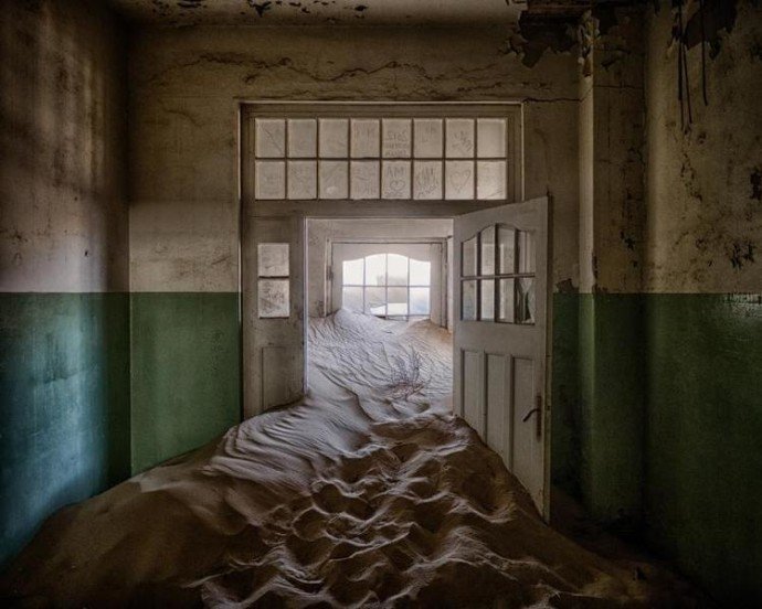 Kolmanskop, μια πόλη φάντασμα -Την «κατάπιαν» οι αμμοθύελλες [εικόνες] | iefimerida.gr 13