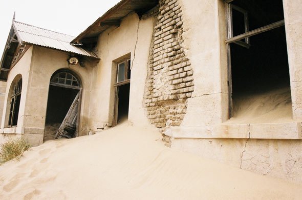 Kolmanskop, μια πόλη φάντασμα -Την «κατάπιαν» οι αμμοθύελλες [εικόνες] | iefimerida.gr 25