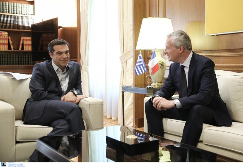 Μπρουνό Λεμέρ σε Τσίπρα: Θα σας φέρω τύχη με το βραχιολάκι που φοράω στο χέρι μου από την Αμοργό | iefimerida.gr 1