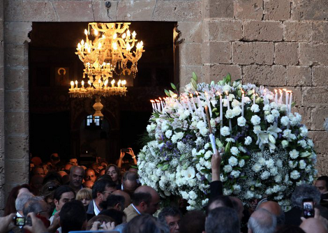 Συγκίνηση και κλίμα κατάνυξης στην κατεχόμενη Αμμόχωστο: Ακολουθία Επιταφίου μετά από 57 χρόνια [εικόνες] | iefimerida.gr 4