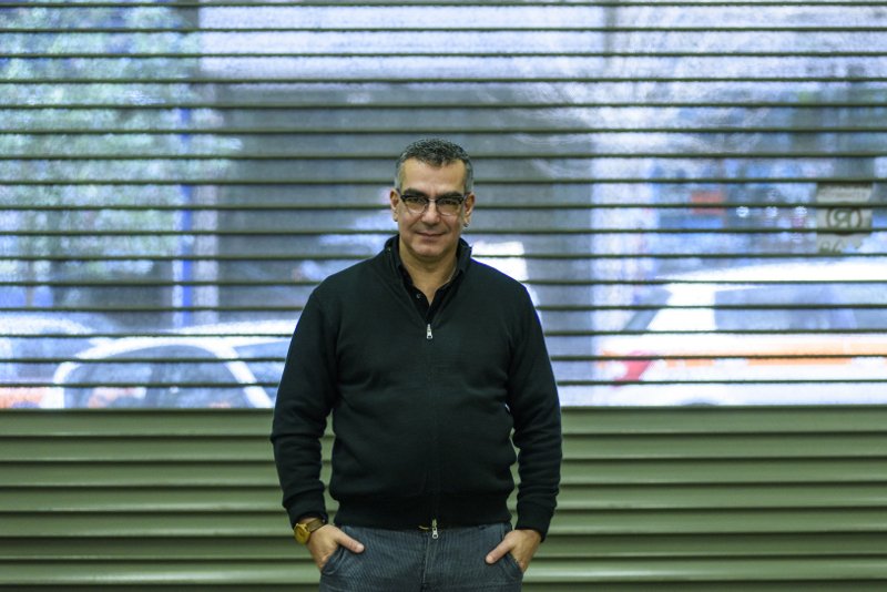 Το βαθιά πολιτικό έργο του Βίκτωρος Ουγκώ «Ο άνθρωπος που γελά» αποκαλύπτεται πίσω από ένα θυελλώδες ειδύλλιο σε μία μουσικοθεατρική σύνθεση του αναπληρωτη Καλλιτεχνικού Διευθυντη του Εθνικού, Θοδωρή Αμπαζή
