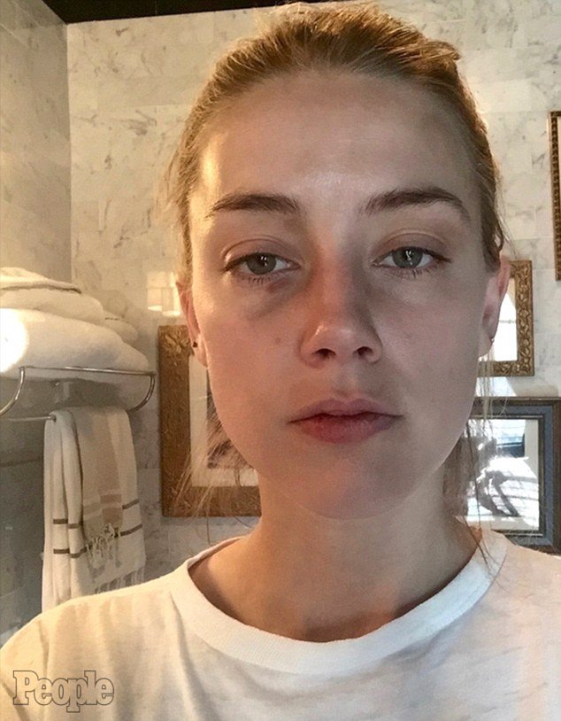 Νέες φωτογραφίες με την Aμπερ Χερντ μαυρισμένη στο ξύλο [εικόνες] | iefimerida.gr 0