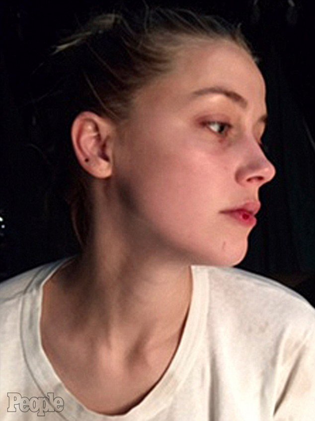 Νέες φωτογραφίες με την Aμπερ Χερντ μαυρισμένη στο ξύλο [εικόνες] | iefimerida.gr 3